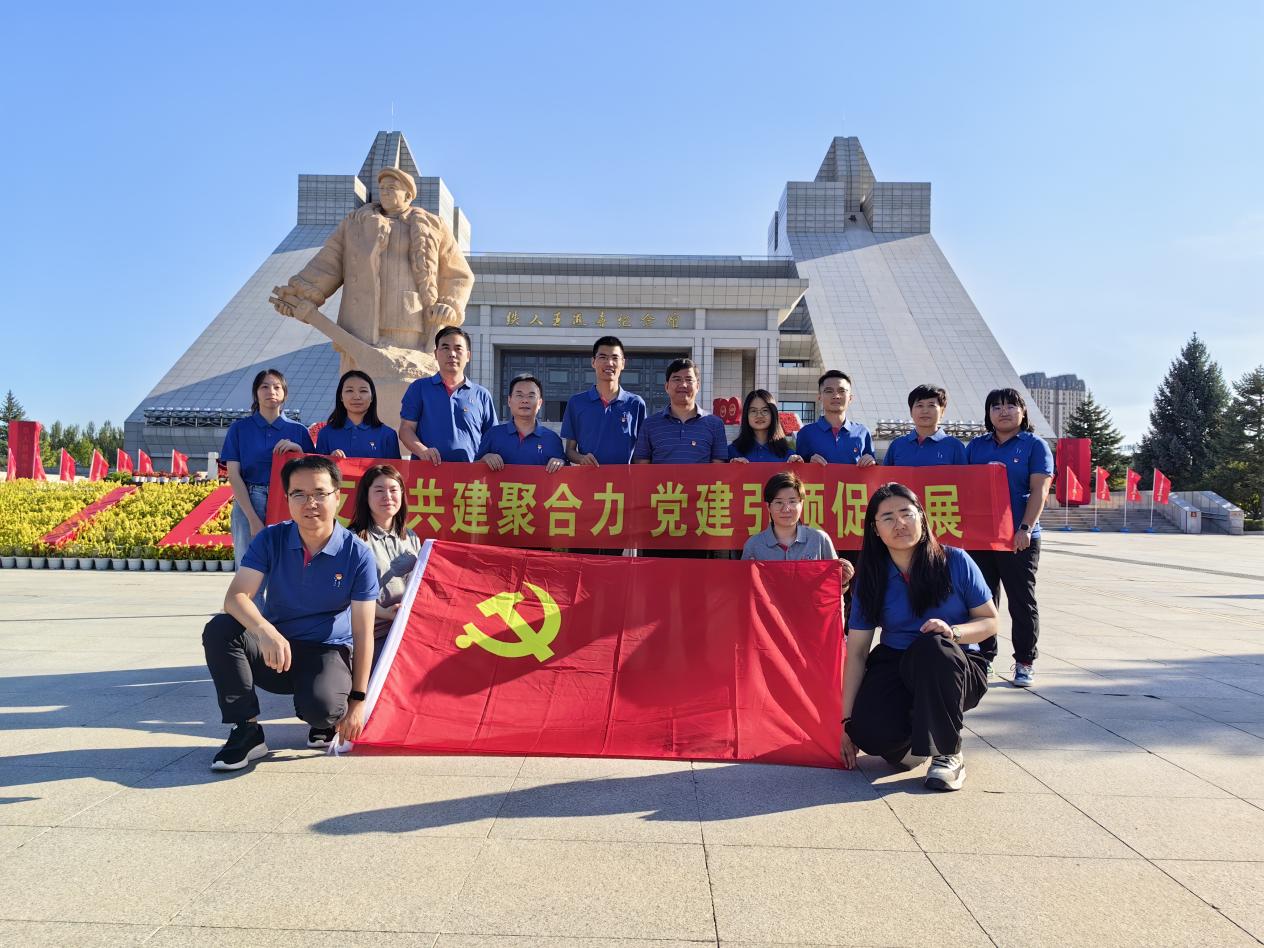 動(dòng)物用生物制品國家工程研究中心、哈獸研禽免疫抑制病創(chuàng)新團(tuán)隊(duì)、福建圣農(nóng)集團(tuán)圣澤生物及福建圣農(nóng)集團(tuán)技術(shù)中心黨支部共建活動(dòng)